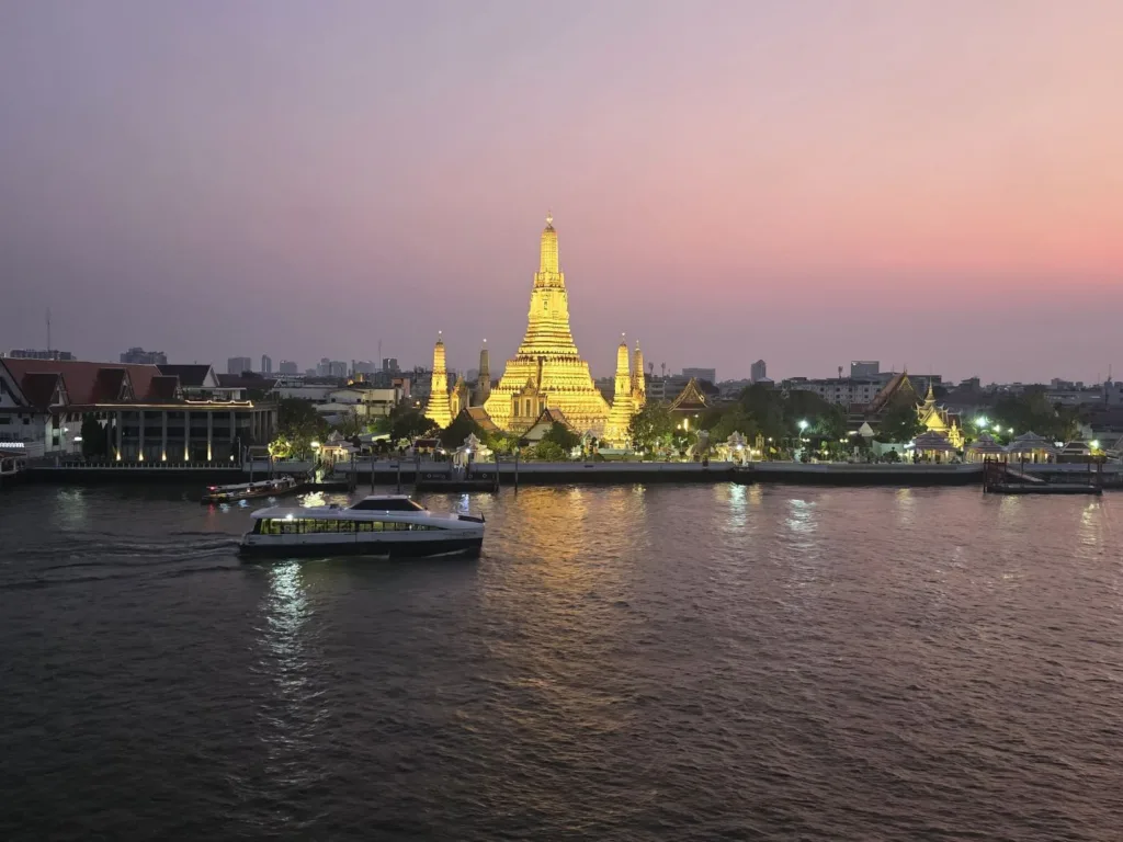 Rooftop bar to see the Temple of Dawn